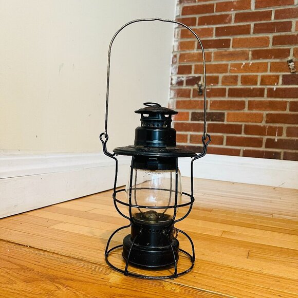 VINTAGE DIETZ NYC RAILROAD LANTERN NEW YORK CENTRAL SYSTEM TRAIN COLLECTIBLES - Picture 1 of 14